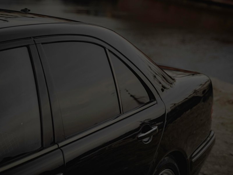 Carro preto com vidros escurecidos por película